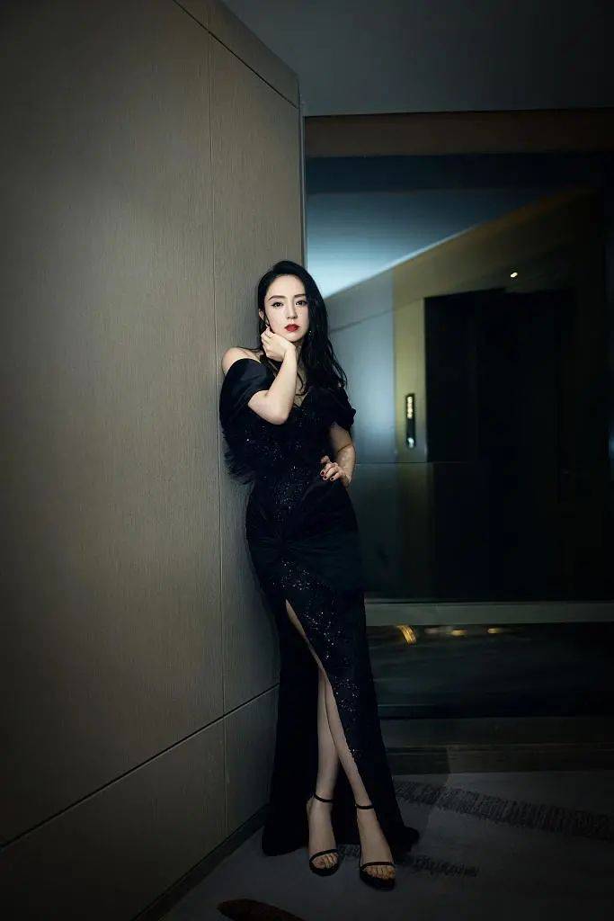 董璇也有冷艳一面穿露肩小黑裙妩媚撩人卷发红唇更是绝配