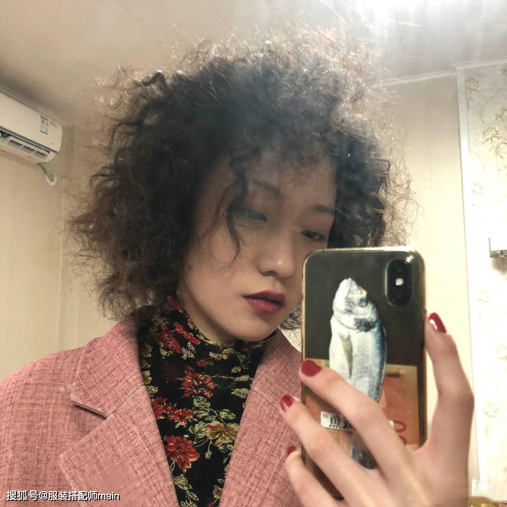 而这次她化妆了,偏冷调的妆容更强调了她的"厌世脸",细看五官真的很