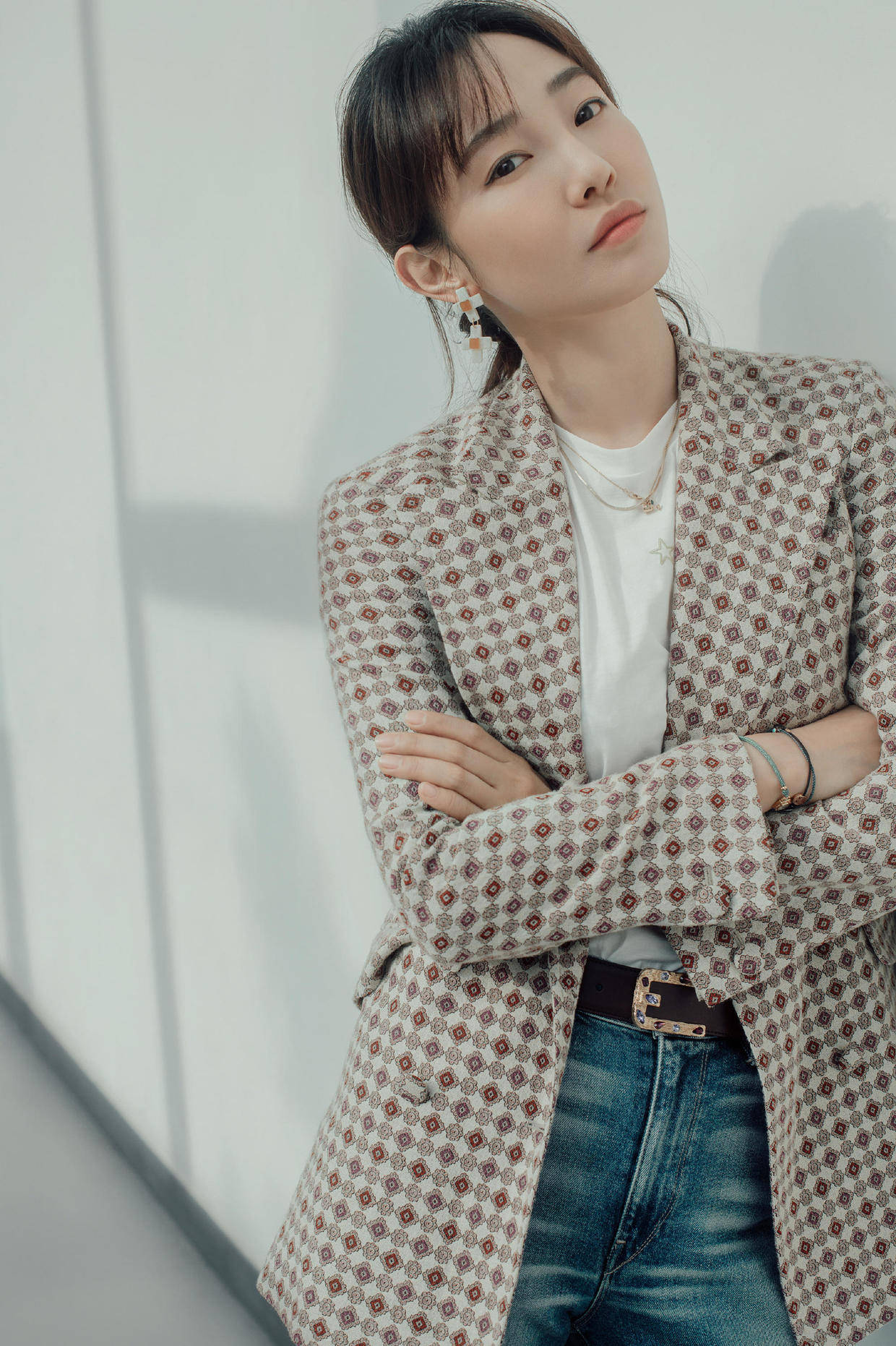 原创白百何机场造型真洋气卫衣搭配黑色紧身裤休闲又随性很是潇洒