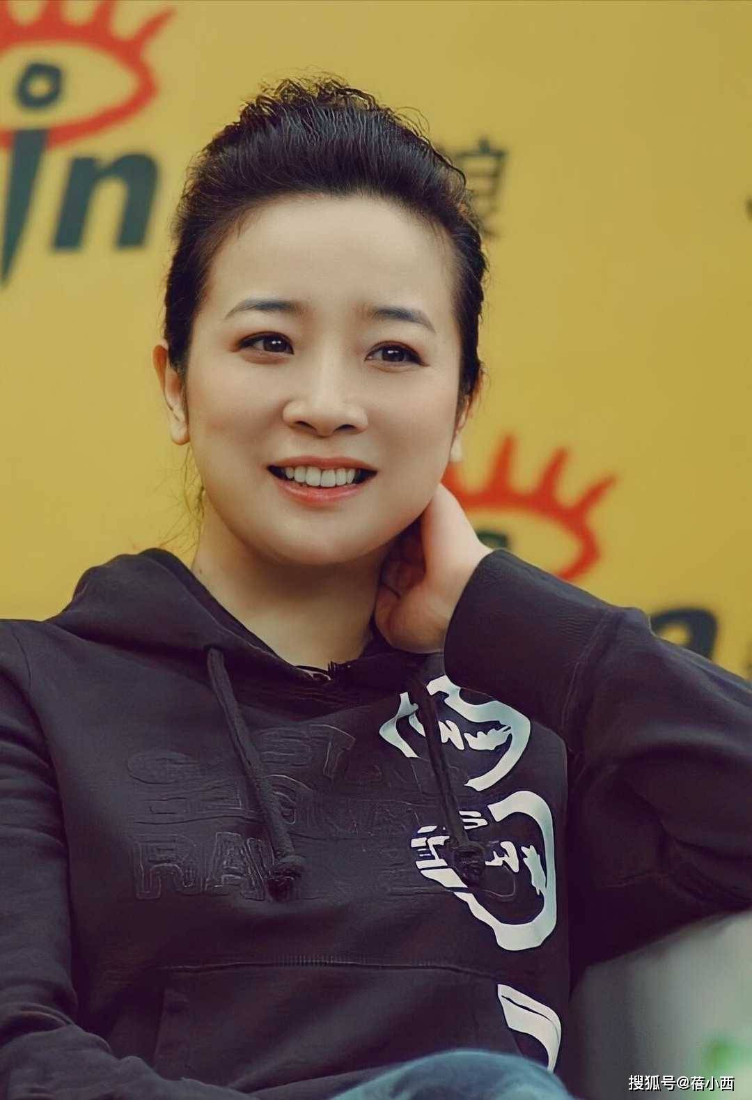 陈小艺老了也耐看,穿白色套装精致优雅,肉感身材更显气场