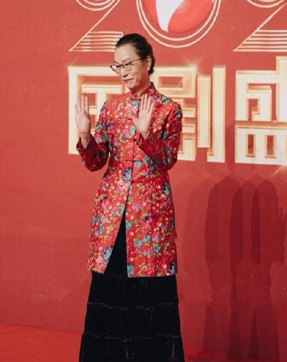 原创奚美娟气质太出色穿东北花棉袄丝毫不俗气硬把土味变时尚