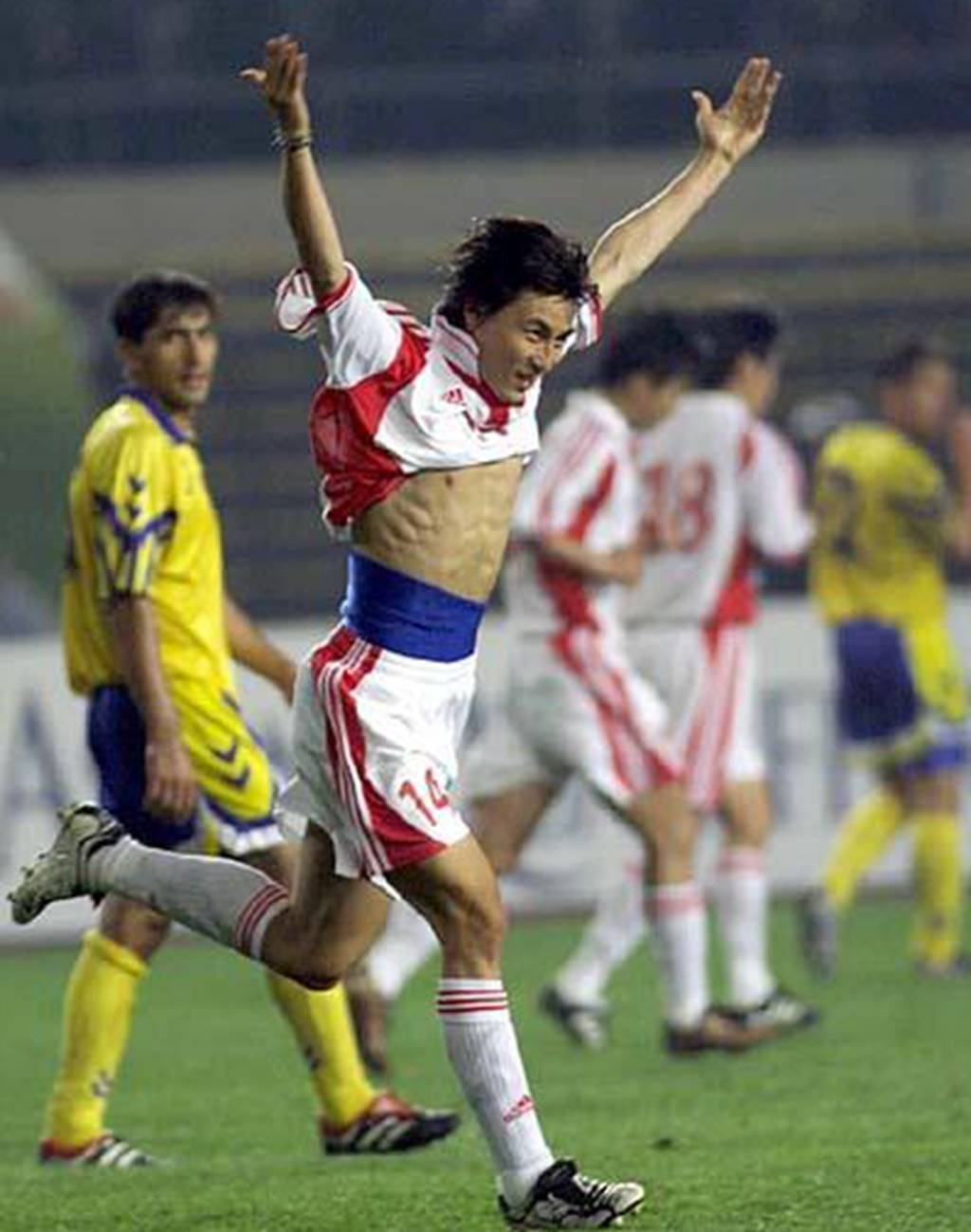 43岁前国脚谈"球霸"身份,被中超禁赛8场,还曾锁喉日本队长_李玮峰