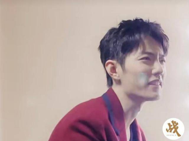 肖战新综艺定档跨年花絮素颜练舞看到土味横幅的表情好萌