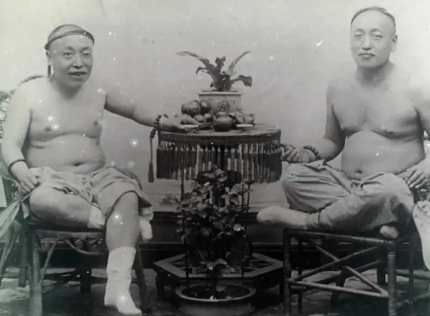 清朝老照片新娘在公婆面前羞羞答答留城太监拿着蒲扇一身赘肉