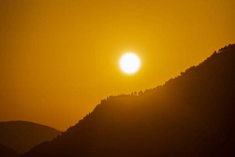 济南千佛山上航拍日出美景，朝阳把天空染成了金色