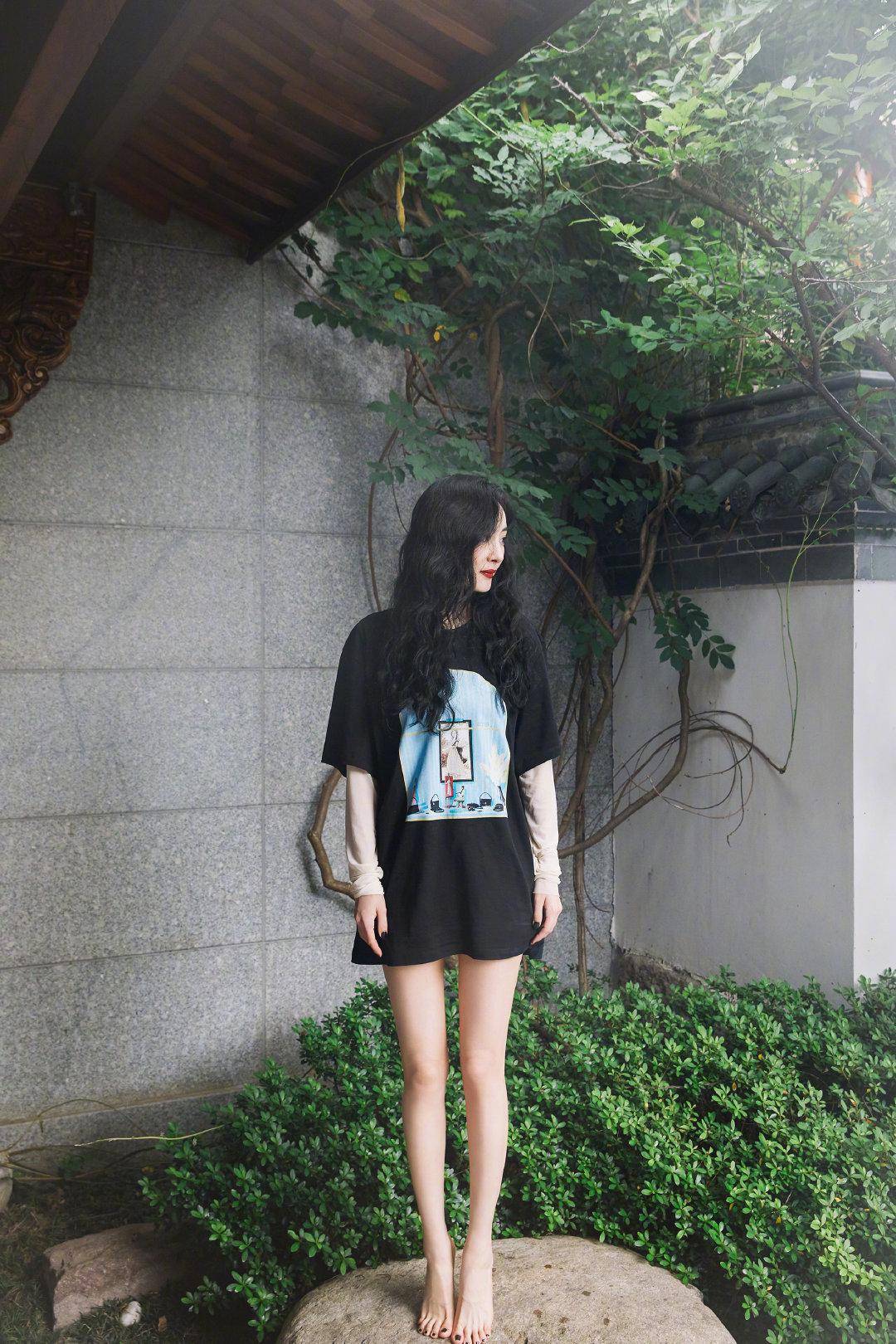 原创杨幂的腿真的是绝了,私服穿搭尽显女团风,这美腿大赏令人太心动