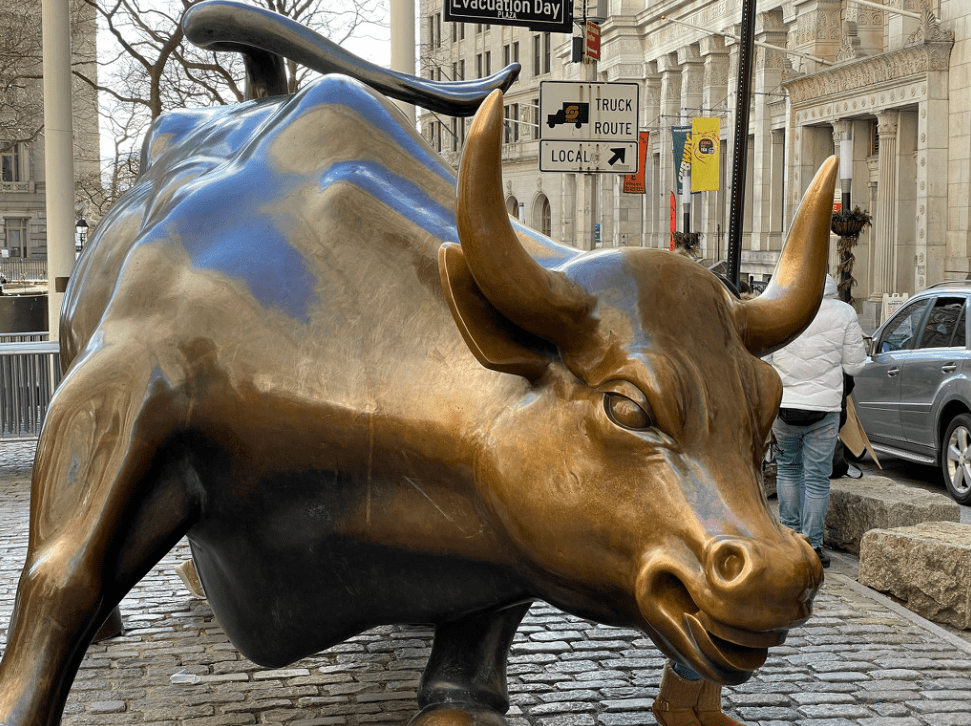 游客排队打卡纽约华尔街铜牛