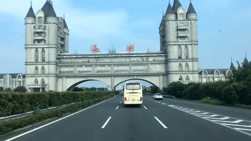 英国姑娘到中国旅行，刚下车就被吓到：你们管这叫高速服务区？