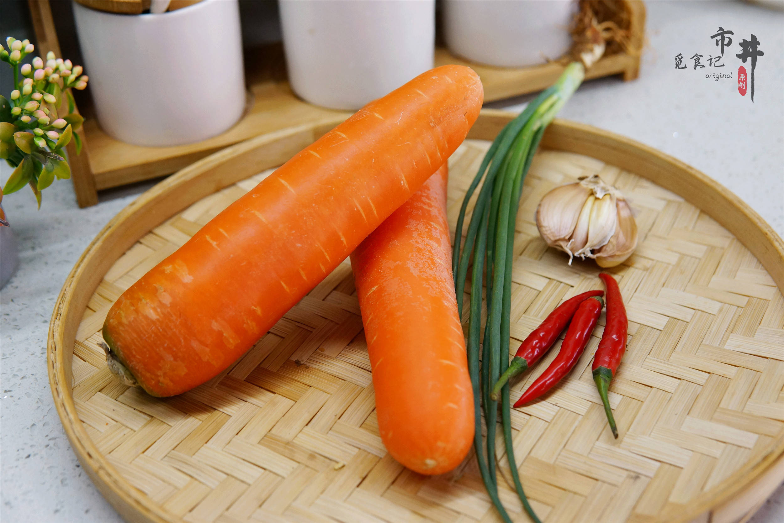 1,胡萝卜洗净擦成细丝,小米椒,小葱切圈,大蒜去皮切末备用.