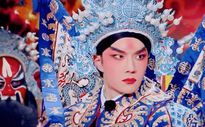 红唇,吊眉都是特别精致的,本就是演员出身加上舞蹈功底深厚拿捏京剧