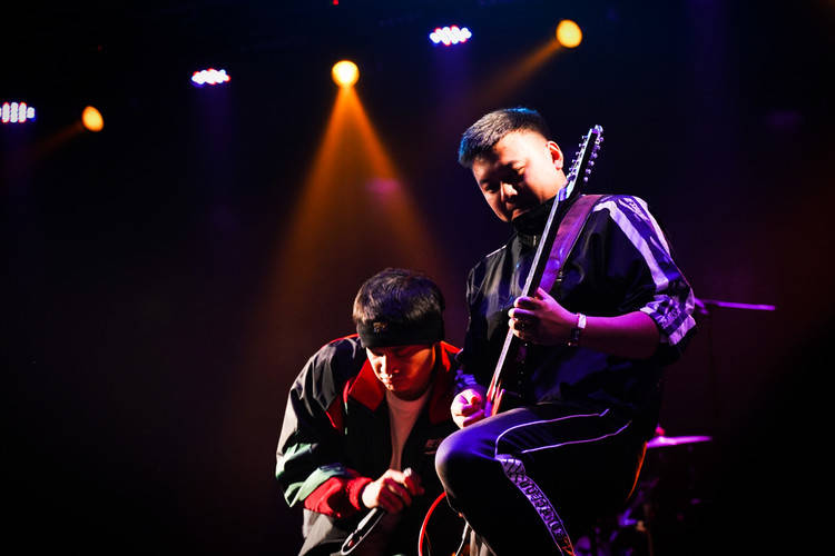 朝着成功进发乐队成员各有营生讨生活,尹立尧说,现在的neos并没处在