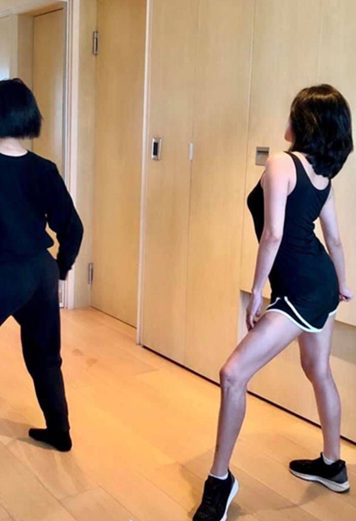 小s在家真放得开,穿紧身背心配短裤秀魔鬼身材,158身高太真实