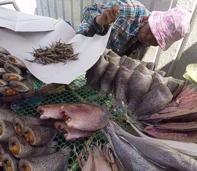 体验泰国生活日常，到街上小摊买海鲜，鱼籽还只是装饰品
