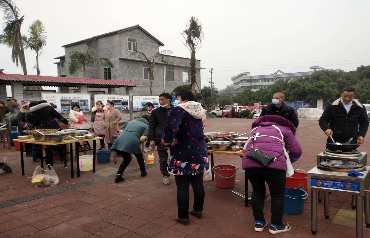 南溪长兴镇红德村村民集体学做龙虾