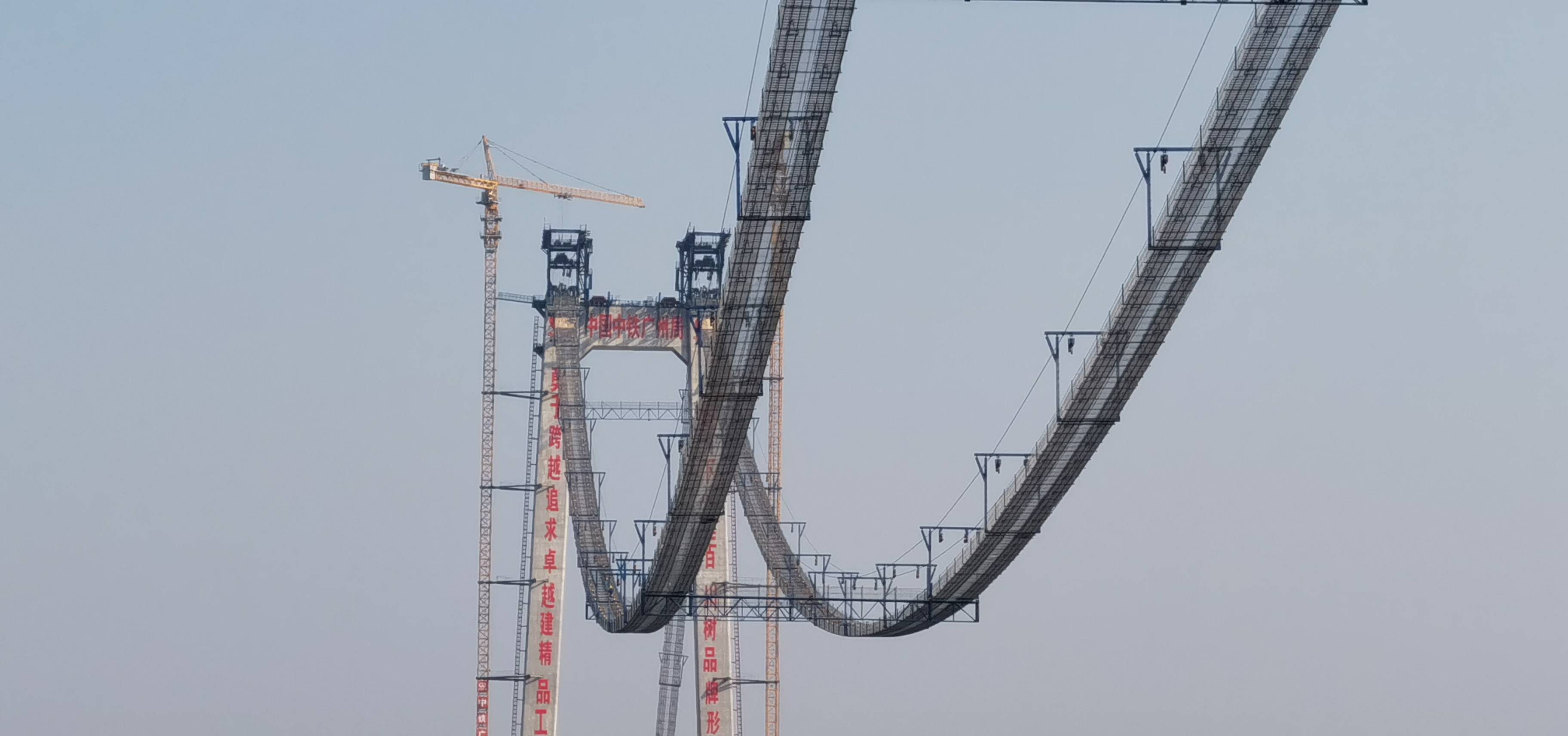 贵州瓮开高速开州湖特大桥猫道及门架铺架完成
