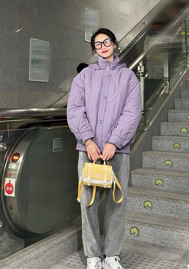 还可以搭配几乎人手一条的小白裤或者学生党们大爱的阔腿牛仔裤,这
