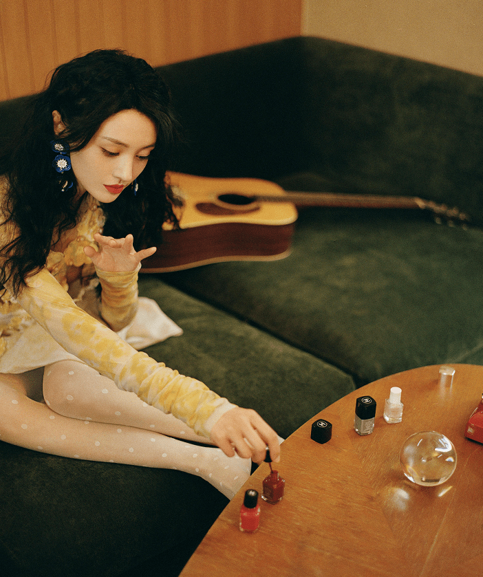 郑爽时尚芭莎明星电子刊,穿白色丝袜的小腿细得有点过分了_手机搜狐网