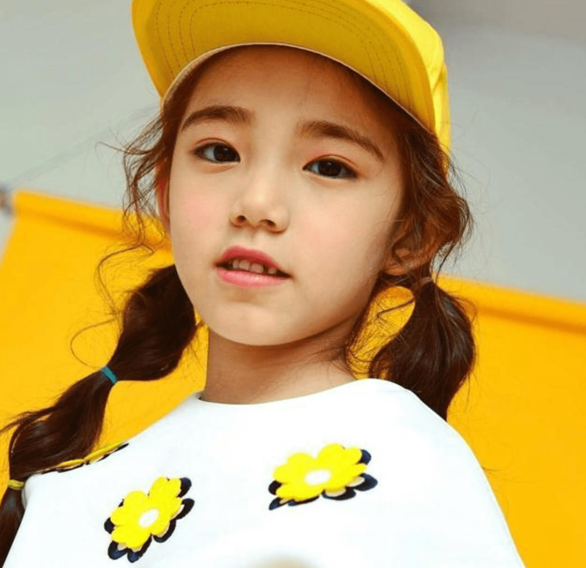 妈妈带女儿做美妆童模,12岁开始停止发育,"啃小"比啃老更势力