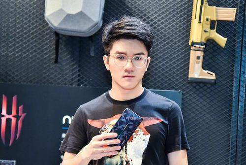 lol小智点评若风,想靠lol手游翻身,网友:蹭鼻队热度?_直播