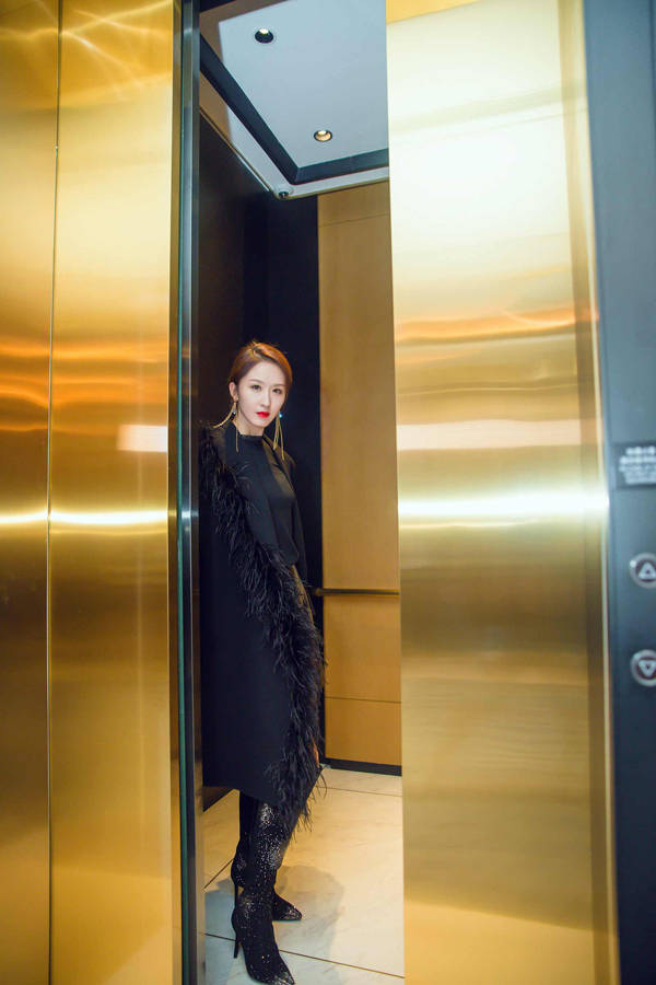 张雯小寒节气随拍 彰显黑色酷飒魅力