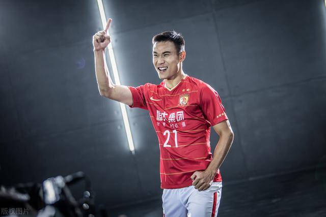 2016年,张成林强势加盟恒大,当初传闻的身价高达上亿人民币,这也让他