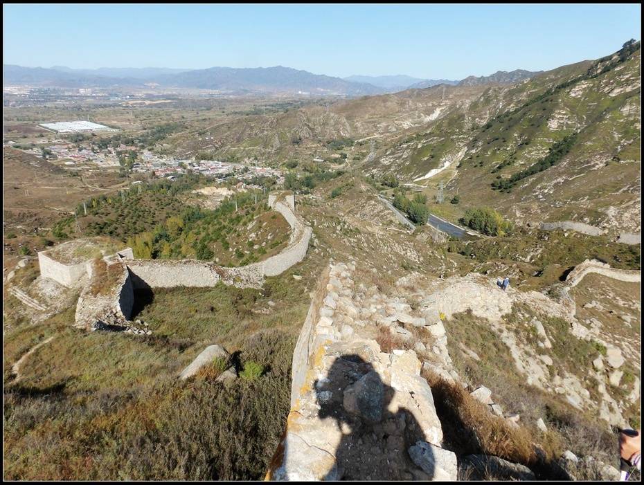 刀光暗淡硝烟尽,断壁残墙向天歌