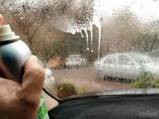 冬天开车挡风玻璃满是水雾你需要一支防雾剂