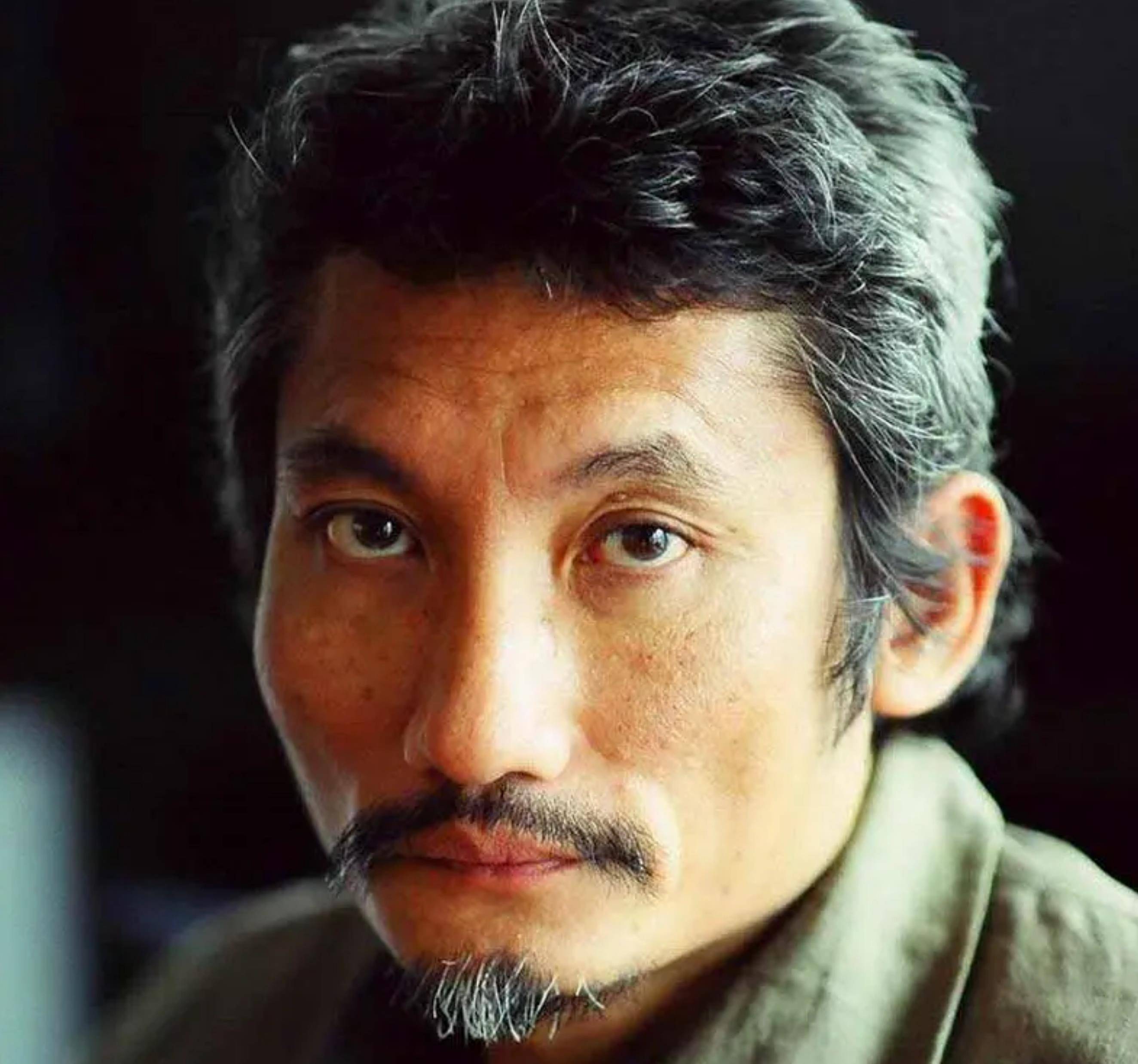 这个人就是导演徐克.