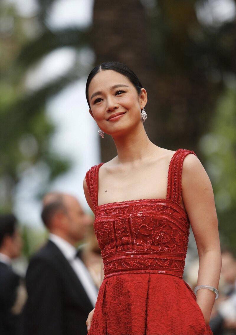 原创周韵美得惊艳身穿一件红色吊带连衣裙出席活动高贵优雅a爆了