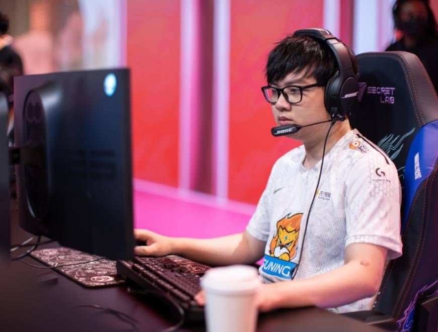 原创sofm直播回应年度mvp:我不配拿这个奖!不知道他们怎么评的