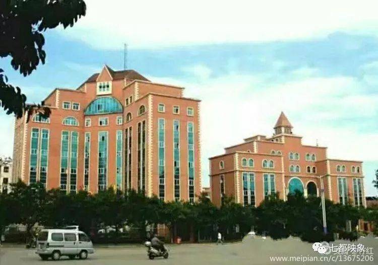 (老文山县委县政府)(80年代的文山城)这是文山后来的运动场,有什么