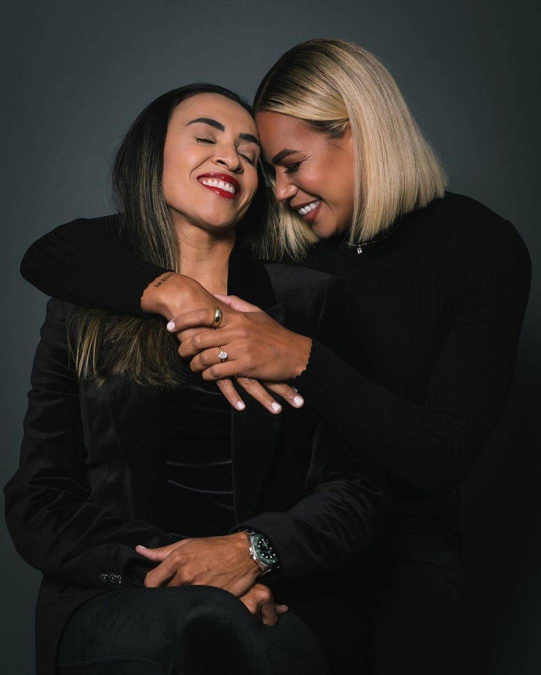 巴西女足国脚玛塔宣布与队友订婚曾6夺世界足球小姐