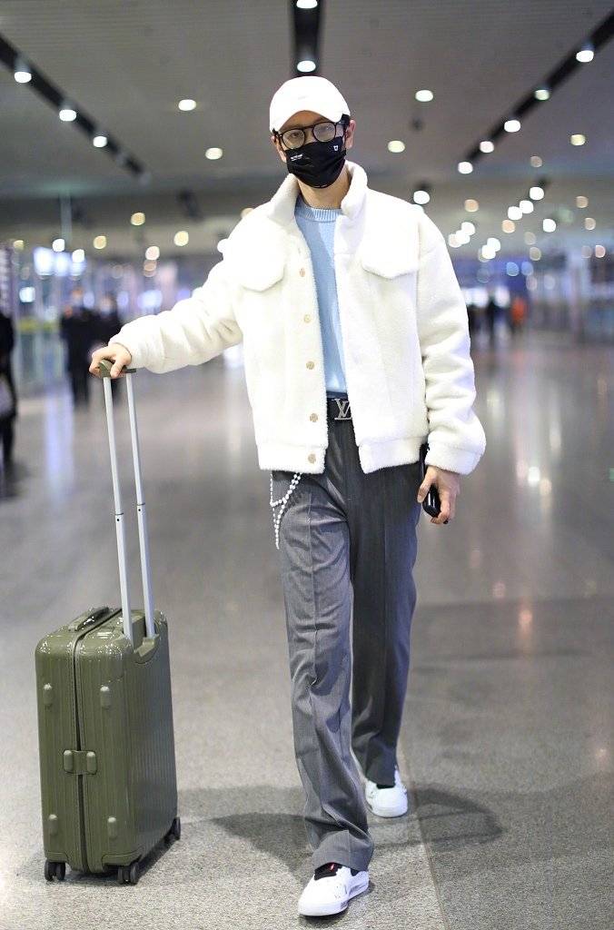 原创黄晓明暴瘦后走机场!穿西服裤都撑不起来,霸气喊话回应太man