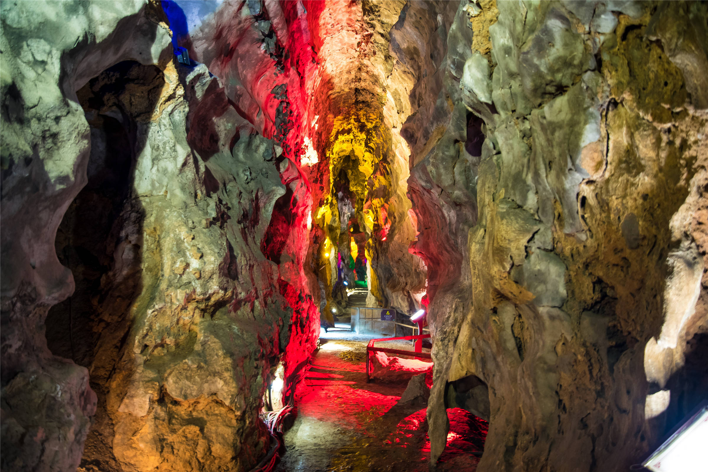 位于八百里安徽合肥市省巢湖北郊的紫微洞就是这样的一个神秘溶洞,咋