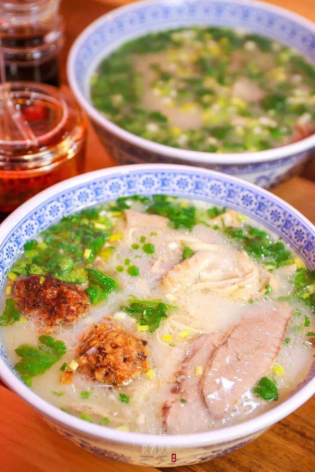即"瘦肉,薄饼,原汤",三者缺一不可,一碗香喷喷的洛阳穆记小碗牛肉汤配
