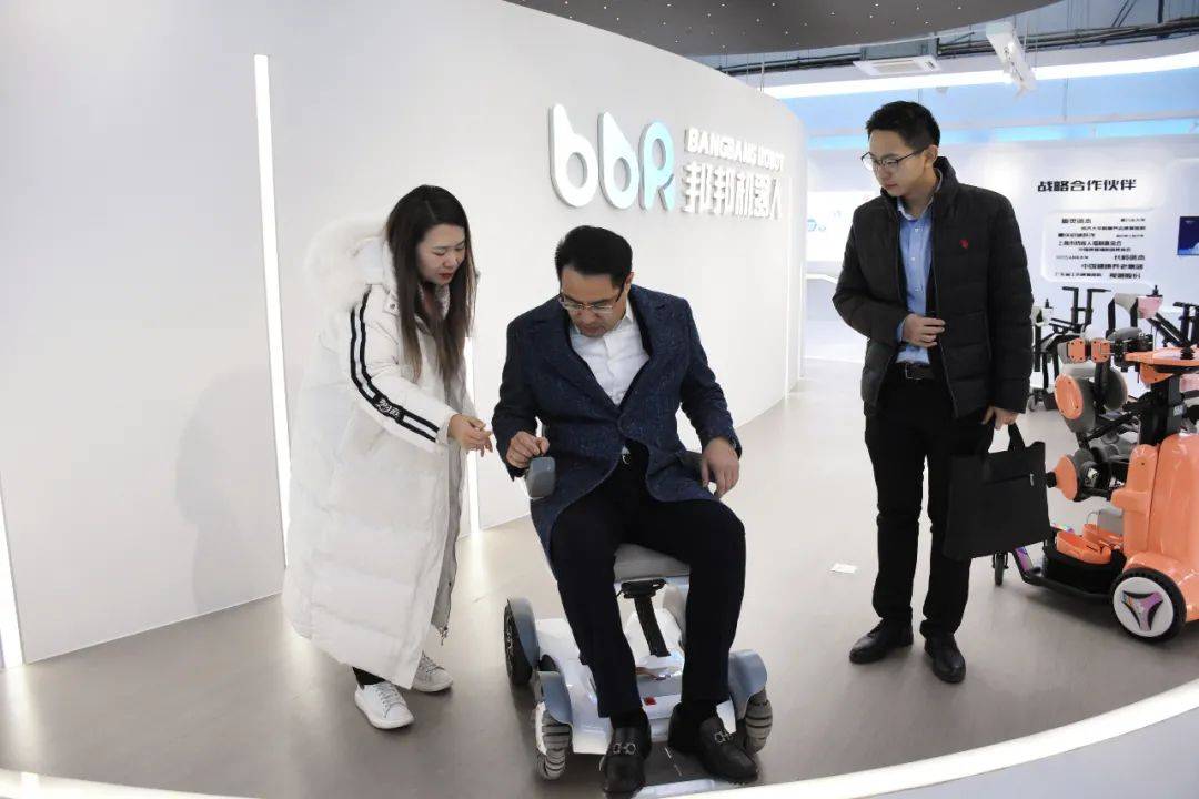 张凯奇副书记一行仔细听取了邦邦机器人业务模式,主要产品,经营情况