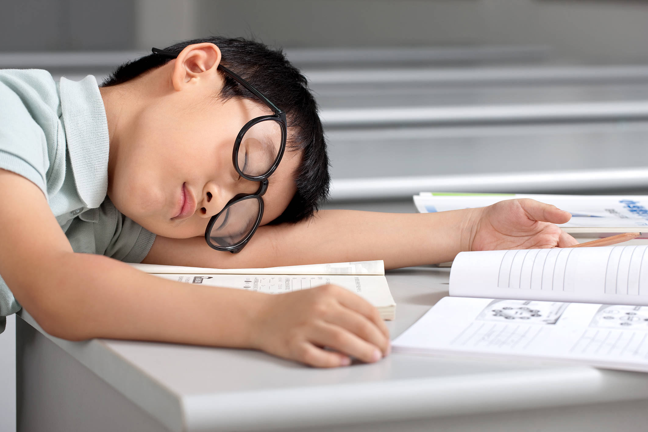 育儿知识如何预防近视保护孩子视力这些对眼睛好的食物记得多吃