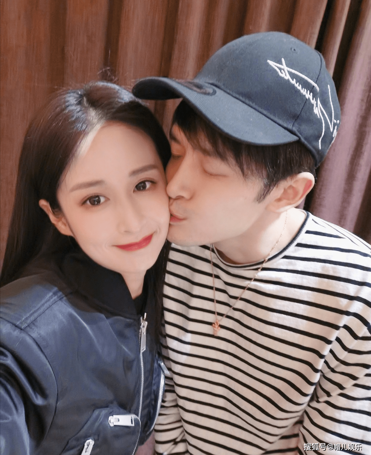 颖儿大秀好身材一袭樱花粉深v礼服出席活动甜美又显气质