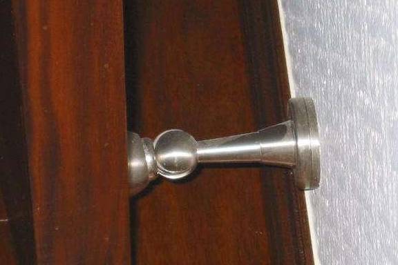 家里门吸不要装在这个位置了,听内行人一说,后悔没早点知道