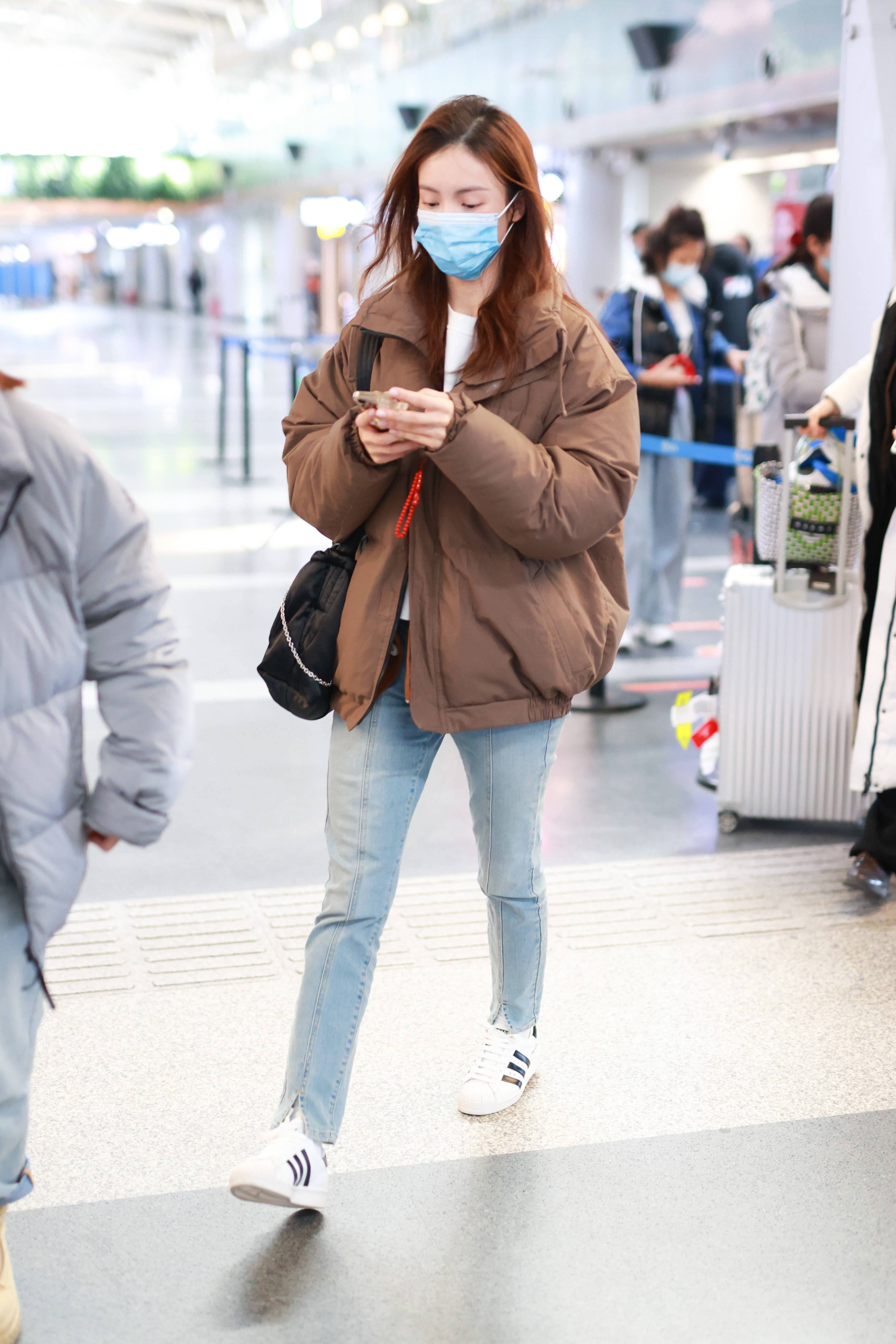 1/ 12 2021年1月7日,北京,金晨现身机场.