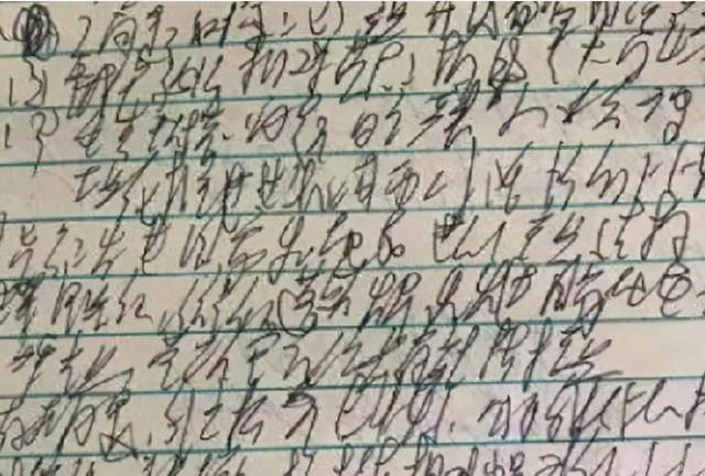 小学生"蜘蛛网"作业火了,字迹歪歪扭扭难辨认,老师看后直头疼_孩子