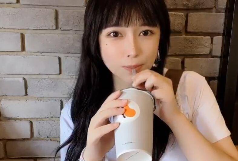 原创斗鱼妮酱曝行业内幕女主播运营勾搭成奸和大哥私聊的都是助理