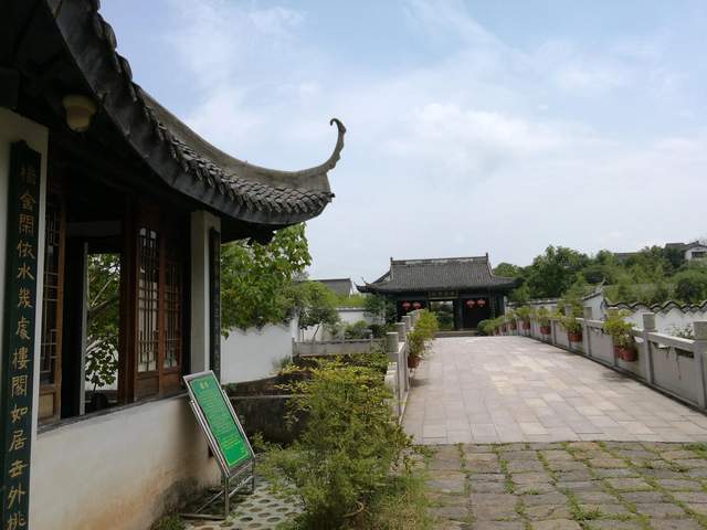 湖南省郴州市永兴县,耒水河畔,岛屿中古色古香的"安陵书院"