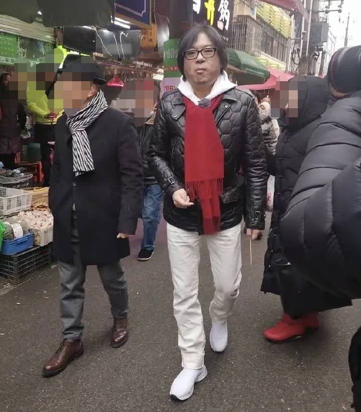 高晓松瘦身成功后晒帅照,生图曝光被嘲太丑了,网友:以为是大妈