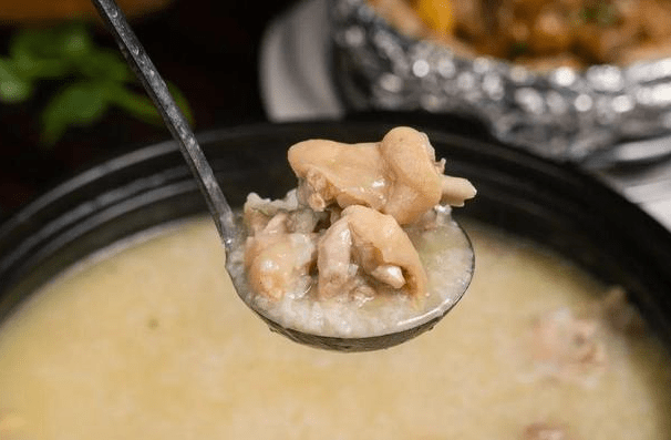 鸡骨头煲粥也不要错过,米香浓郁且细腻的粥底,加上鸡骨头一起熬制,多