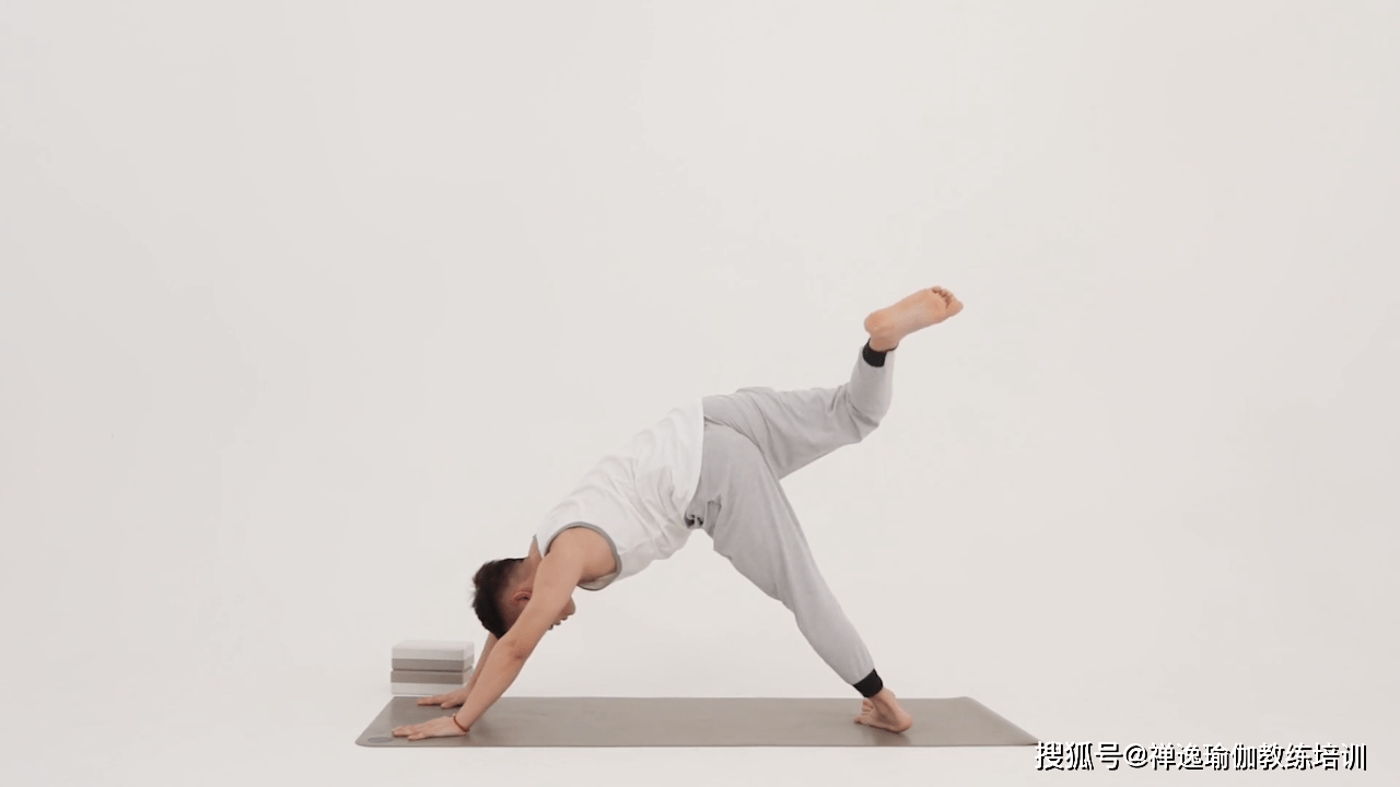 精准顺位瑜伽体式要求控制身体和骨骼的正确排列