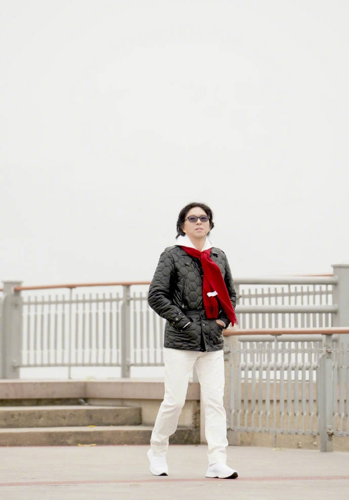 照片中,高晓松穿黑色羽绒服,裹红色围巾相当低调,全身照则凸显个子,看