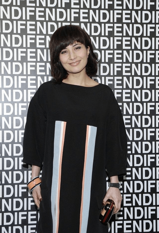 撩起刘海变大妈,赌王最个性女儿何超仪,换发型颜值暴跌脸大两圈