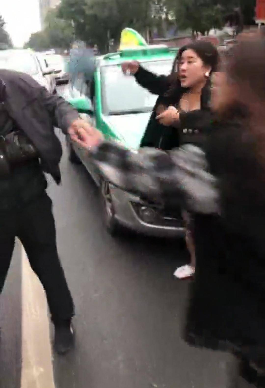广州两名女子一大早耍酒疯,当街撒泼合伙撕扯的哥,狂飙粗口骂人-搜狐大视野-搜狐新闻