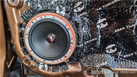 1功放推动,低音炮安装在尾箱,补充低频,增强声场立体感,营造澎湃有力